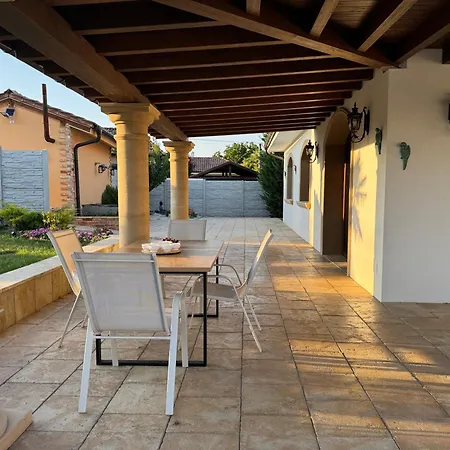 Vila R Limoli Vintage Travnica